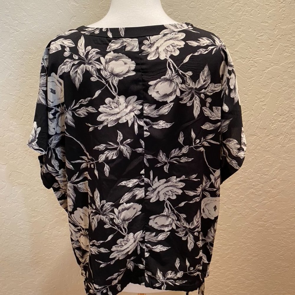 Black and white floral drawstring hem top 1X - Picture 5 of 6